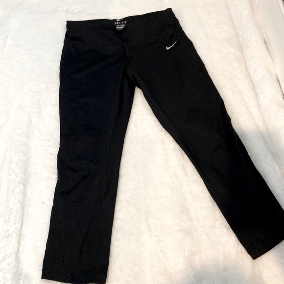 Cropped dri-fit Nike leggings (black) with reflectors and back pocket - Picture 1 of 9